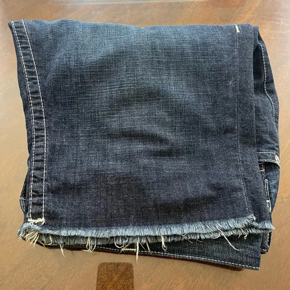 True Religion beautiful men’s shorts back packets with buttons. - Picture 16 of 16